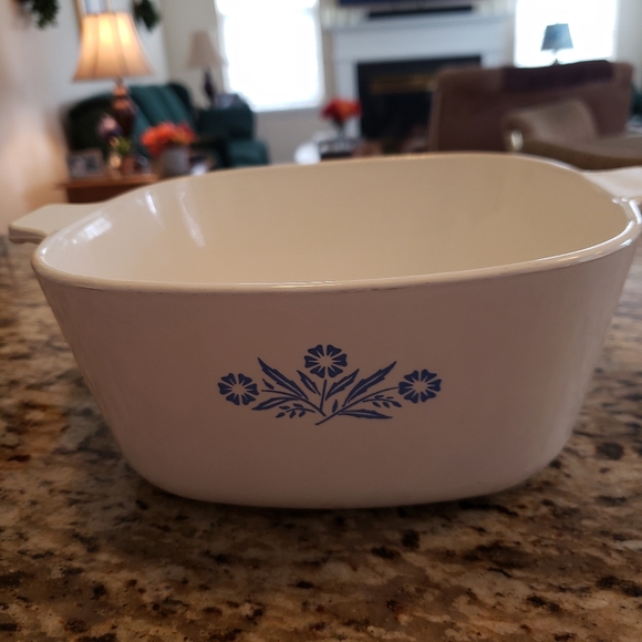 2 vintage Corning ware perfect perfect condition.